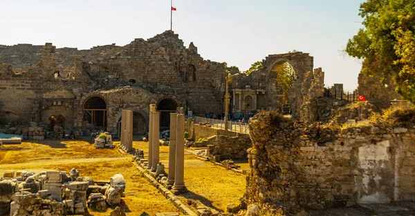 Güneşli bir yaz gününde, Kenar Mahallesindeki antik bir tiyatronun kalıntıları..