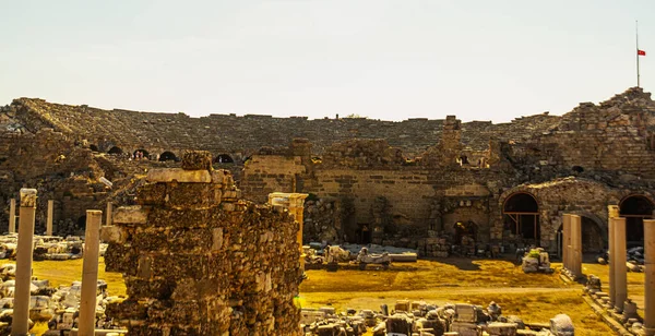 Yanda Turkey Mavi Gökyüzünün Arka Planında Güneşli Bir Yaz Gününde — Stok fotoğraf