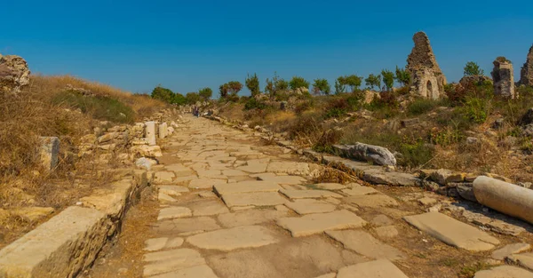 Lado Turquía Antiguas Ruinas Una Carretera Ciudad Side Soleado Día — Foto de Stock