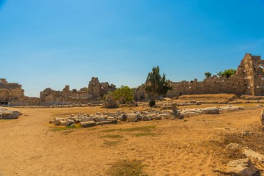 Güneşli bir yaz gününde, şehrin eski harabeleri mavi gökyüzünün arka planına karşıdır. Yana, Antalya ili, Türkiye.