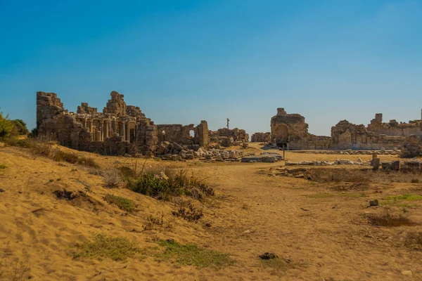 Güneşli bir yaz gününde, şehrin eski harabeleri mavi gökyüzünün arka planına karşıdır. Yana, Antalya ili, Türkiye.
