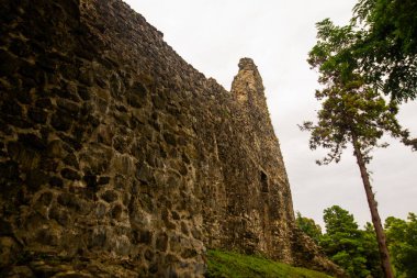 Tsikhisdziri 'deki eski Peter kalesinin bulutlu bir yaz gününde görüntüsü. Batum ve Kobuleti yakınlarında..