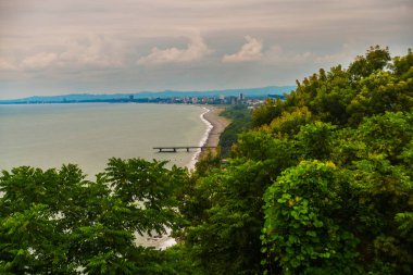 KOBULETİ, GEORGIA: Bulutlu bir yaz gününde sahil ve sahilin güzel manzarası.