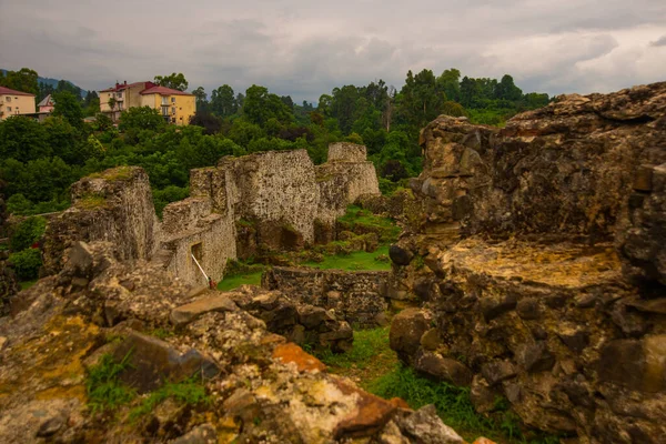 Tsikhisdziri Georgia Pohled Starou Pevnost Petra Tsikhisdziri Oblačného Letního Dne — Stock fotografie