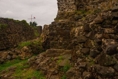 Tsikhisdziri 'deki eski Peter kalesinin bulutlu bir yaz gününde görüntüsü. Batum ve Kobuleti yakınlarında..