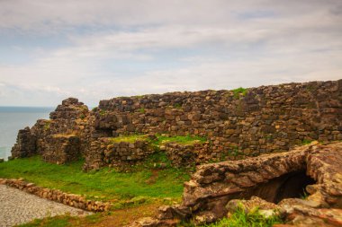 Tsikhisdziri 'deki eski Peter kalesinin bulutlu bir yaz gününde görüntüsü. Batum ve Kobuleti yakınlarında..