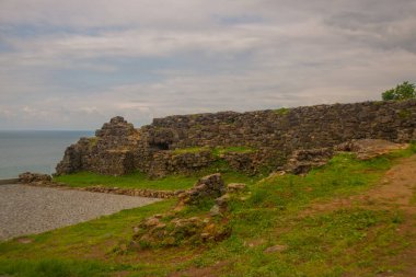Tsikhisdziri 'deki eski Peter kalesinin bulutlu bir yaz gününde görüntüsü. Batum ve Kobuleti yakınlarında..