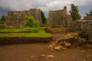Tsikhisdziri 'deki eski Peter kalesinin bulutlu bir yaz gününde görüntüsü. Batum ve Kobuleti yakınlarında..