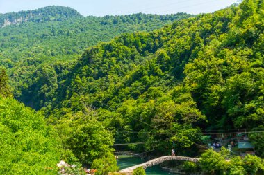 Güneşli bir yaz gününde Adjaristskali nehrinin yanındaki Kraliçe Tamara 'nın güzel taş kemer köprüsü..