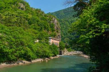 Güneşli bir yaz gününde Adjaristskali nehrinin yanındaki Kraliçe Tamara 'nın güzel taş kemer köprüsü..