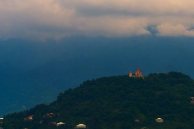BATUMI, GEORGIA: Mavi gökyüzünün arka planında bulutlu bir yaz gününde Batumi şehrinin ve Ortodoks Kilisesi 'nin en iyi manzarası.