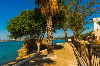 SİZE, TURKEY: Mavi gökyüzünün arka planında güneşli bir yaz günü Kenar Gezinti.