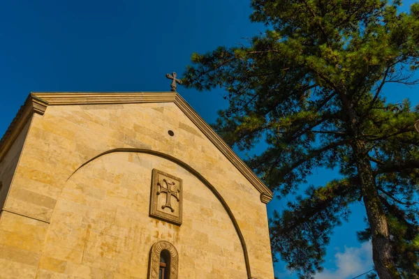 ジョージア州コブレッティ 青い空を背景に晴れた夏の日にメアリーのプレゼンテーションの美しい正教会 — ストック写真