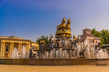 KUTAISI, IMERETI, GEORGIA: Gürcistan Drama Tiyatrosu Lado Meskhishvili ve Fountain, Gürcistan 'ın Kutaisi kentindeki merkez meydanda. Çeşmede Colchis 'in 30 heykeli var..