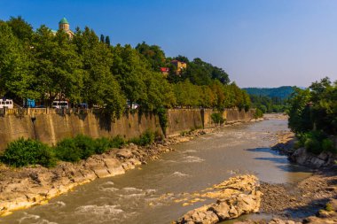 KUTAISI, GEORGIA: Kutaisi, Gürcistan, Kafkasya 'daki Rioni nehrinin kıyısındaki Bagrati Katedrali veya Dormition Katedrali.