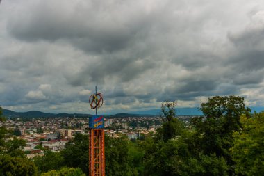 KUTAISI, GEORGIA: Gürcistan 'ın Kutaisi kentindeki Kültür ve Dinlenme Parkı' ndaki dönme dolabın görüntüsü.