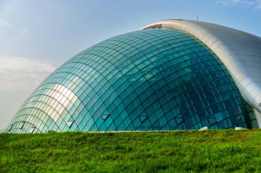 KUTAISI, GEORGIA: Kutaisi 'deki modern Gürcistan Parlamentosu binası güneşli bir yaz gününde.