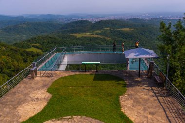 SATAPLIA, KUTAISI, IMERETİ, GEORGIA: Cam tabanlı gözlem platformuna bakın, Sataplia 'nın en yüksek noktasında, Kutaisi ve çevresini harika gören temiz zeminli..