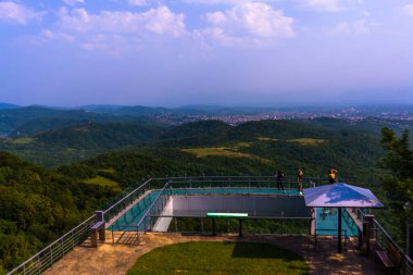 SATAPLIA, KUTAISI, IMERETİ, GEORGIA: Cam tabanlı gözlem platformuna bakın, Sataplia 'nın en yüksek noktasında, Kutaisi ve çevresini harika gören temiz zeminli..