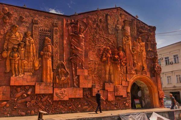 Kutaisi Georgia Soviet Era Reliefs Representing Weapons Terra Cotta Wall — Stock Photo, Image