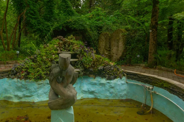 Kutaisi Georgie Sculpture Forme Cœur Belle Fontaine Dans Jardin Botanique — Photo