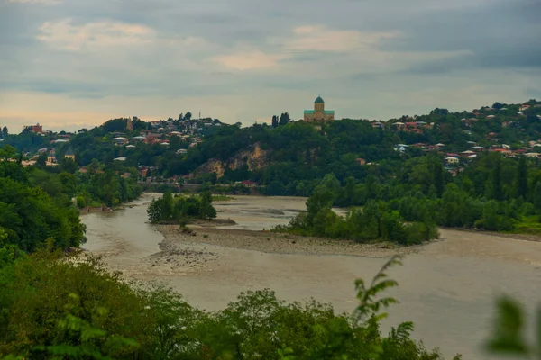 Kutaisi Georgia Bela Paisagem Junto Rio Rioni Com Casas Tradicionais — Fotografia de Stock