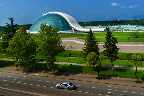 Kutaisi Georgia Modern Georgisch Parlementsgebouw Kutaisi Een Zonnige Zomerdag — Stockfoto