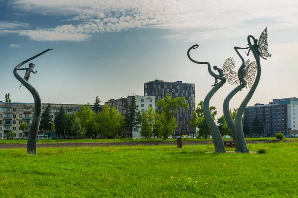 Kutaisi Georgia Escultura Menino Voador Perto Edifício Parlamento Kutaisi Dia — Fotografia de Stock