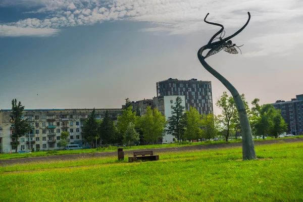 Kutaisi Georgien Skulptur Flygande Pojke Nära Parlamentsbyggnaden Kutaisi Solig Sommardag — Stockfoto