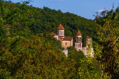 KUTAISI, IMERETİ, GEORGIA: Eski Ortodoks Motsameta Manastırı veya güneşli bir yaz gününde Saints David ve Constantine Manastırı. Burası Kutaisi 'de ünlü bir tarihi mekan..