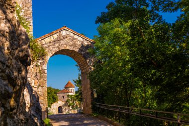 KUTAISI, IMERETİ, GEORGIA: Eski Ortodoks Motsameta Manastırı veya güneşli bir yaz gününde Saints David ve Constantine Manastırı. Burası Kutaisi 'de ünlü bir tarihi mekan..
