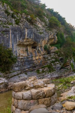KUTAISI, IMERETI, GEORGIA: Tskaltsitela Nehri ve Kutaisi yakınlarındaki Motsameta köyü yakınlarındaki kanyon.