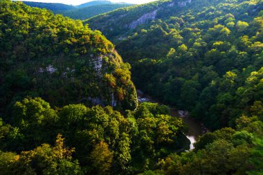 KUTAISI, IMERETI, GEORGIA: Tskaltsitela Nehri ve Kutaisi yakınlarındaki Motsameta köyü yakınlarındaki kanyon.