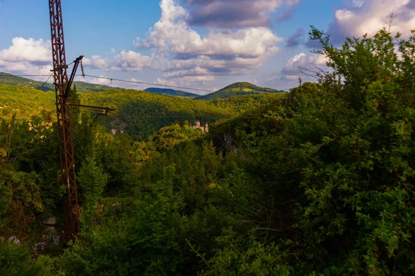 Kutaisi Imereti Georgia 晴れた夏の日にMotsameta修道院や聖人デビッドとコンスタンティンの修道院を望む美しい風景 九谷井の有名な史跡です — ストック写真