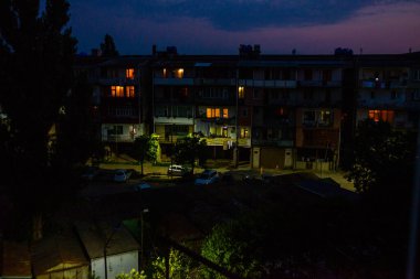 KUTAISI, GEORGIA: Geleneksel Gürcü evleri, Kutaisi 'nin eski semtinde, sokakta, akşam saatlerinde.