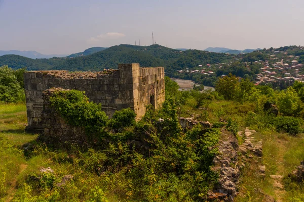 Kutaisi ジョルジア 青空に対する晴れた夏の日にバグラティ大聖堂の遺跡と道路 — ストック写真