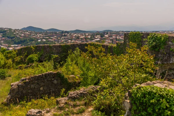 Kutaisi Georgia Ruinas Una Carretera Catedral Bagrati Soleado Día Verano — Foto de Stock