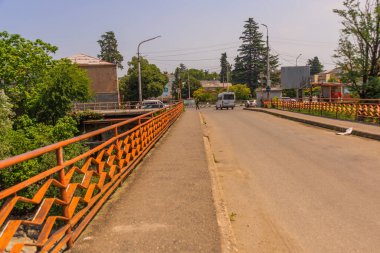 KUTAISI, GEORGIA: Kutaisi 'de bir yaz günü Rioni Nehri ve Kızıl Köprü manzarası.