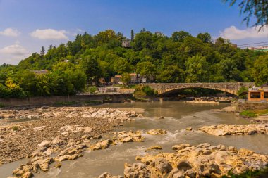 KUTAISI, GEORGIA: Güneşli bir yaz gününde Kutaisi 'deki Rioni Nehri ve Shota Rustaveli Köprüsü' nün güzel manzarası.