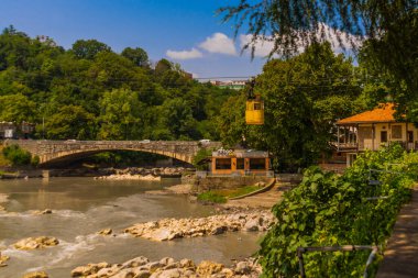 KUTAISI, GEORGIA: Güneşli bir yaz gününde Kutaisi 'deki Rioni Nehri' nin karşısındaki Cable Car manzaralı güzel manzara.