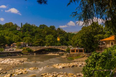 KUTAISI, GEORGIA: Güneşli bir yaz gününde Kutaisi 'deki Rioni Nehri' nin karşısındaki Cable Car manzaralı güzel manzara.