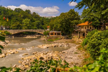 KUTAISI, GEORGIA: Kutaisi şehrinin merkezindeki Rioni Nehri kıyısındaki güzel Okros Chardakhi evi.