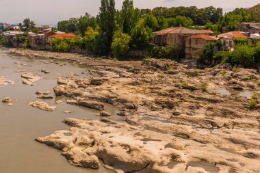 KUTAISI, GEORGIA: Kutaisi 'de Rioni nehrinin manzarası.