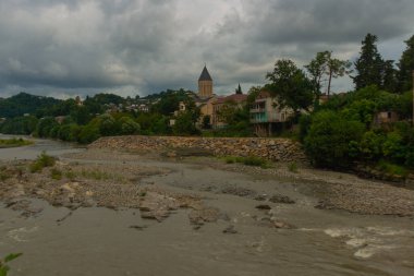 KUTAISI, GEORGIA: Gürcistan 'ın Kutaisi kentindeki Rioni Nehri' nin sol kıyısında evleri ve bir Ortodoks kilisesi var.