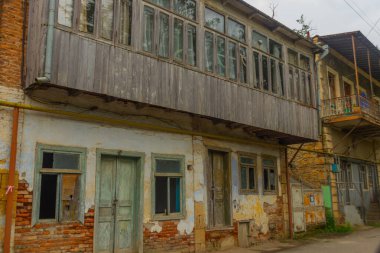 KUTAISI, GEORGIA: Kutaisi 'nin eski semtinde sokaktaki geleneksel Gürcü evleri.