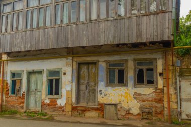 KUTAISI, GEORGIA: Kutaisi 'nin eski semtinde sokaktaki geleneksel Gürcü evleri.
