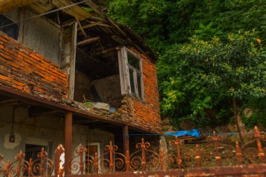 KUTAISI, GEORGIA: Kutaisi 'nin eski semtinde sokaktaki geleneksel Gürcü evleri.
