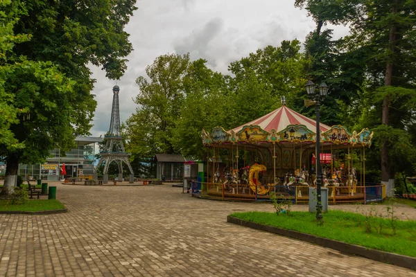 Kutaisi Georgia 公园文化和游憩公园中的埃菲尔铁塔的漂亮复制品 在库泰西有吸引人的地方 — 图库照片