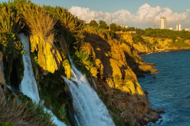 Antalya 'da güneşli bir yaz gününde Duden şelalesinin manzarası.