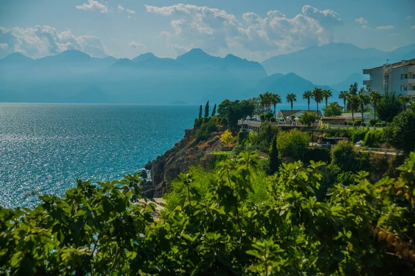 アンタルヤ トルコ 晴れた夏の日にアンタルヤのトルコの都市で海の景色を望む美しい風景 アンタルヤはトルコのリビエラに位置するトルコ最大の国際海リゾートです — ストック写真